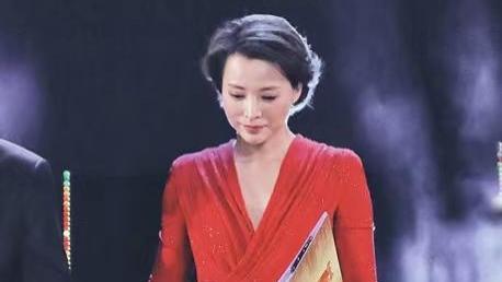 红色连衣裙 董卿怎么可以这么美？穿红色连衣裙配短发亮相，骨子里透着高级感