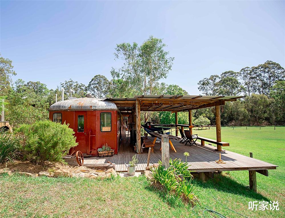 夫妻俩买下1950年废弃火车,将一节车厢变成70㎡小家,太有特点了