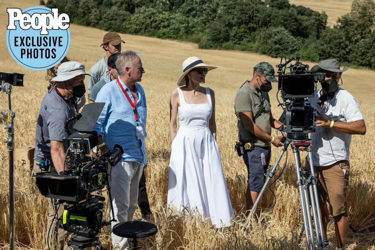 安吉丽娜·朱莉|47岁朱莉当导演都不忘抢演员风头？穿白裙美成风景画，就是太瘦了