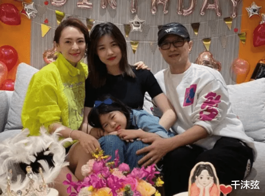 章子怡|汪峰夫妇罕见同框！章子怡靠在肩头小鸟依人，二人挽手逛街好恩爱