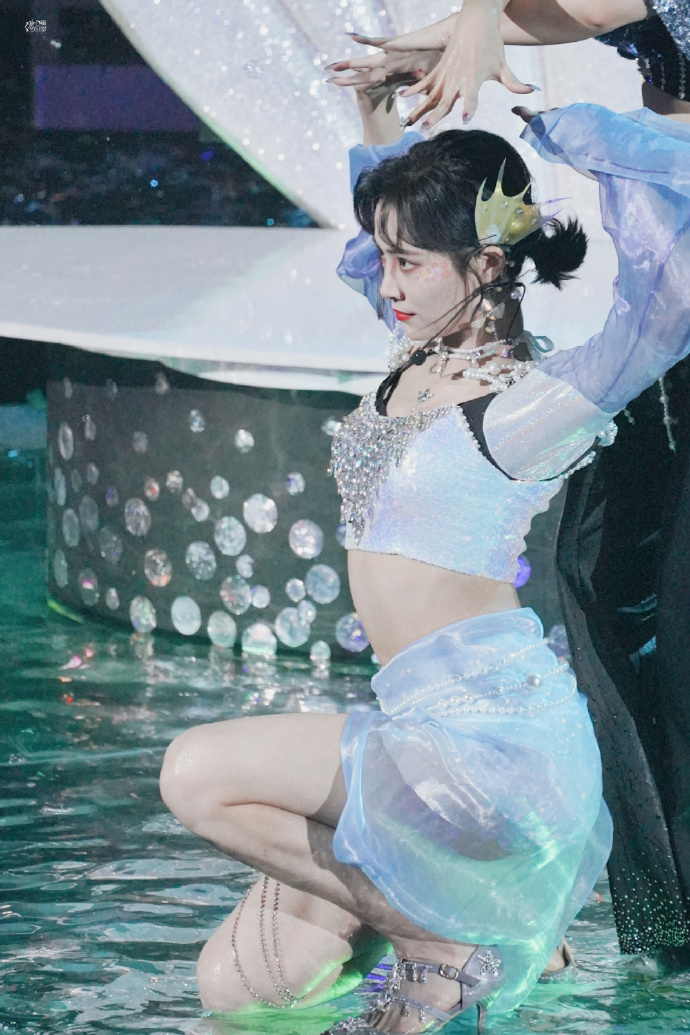 许佳琪|许佳琪化身精灵公主，美丽又高贵，在舞台上魅力四射。