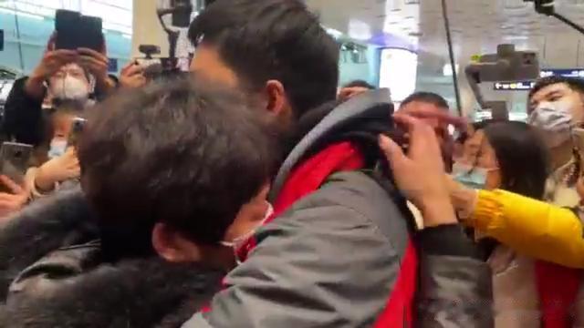 被拐24年男孩张洋洋回漯河老家过年,他搓出人生中第一颗雪球