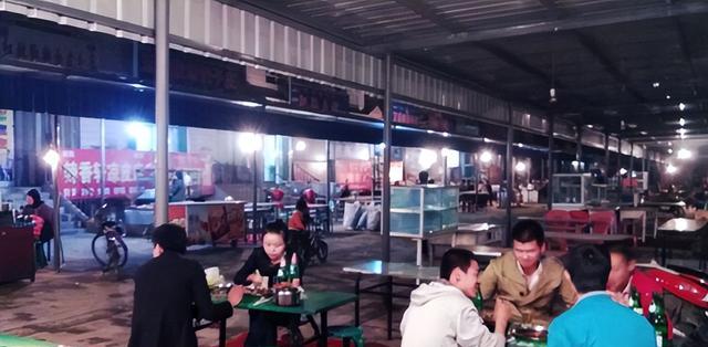 男子相亲请吃烧烤,3个人花了260元,结账时一句没吃饱,不欢而散