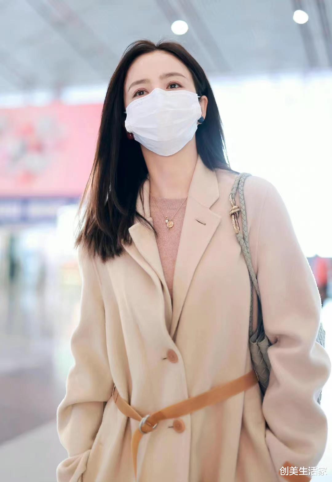 佟丽娅|佟丽娅穿卡其色大衣配阔腿牛仔裤走机场,高挑时尚还减龄