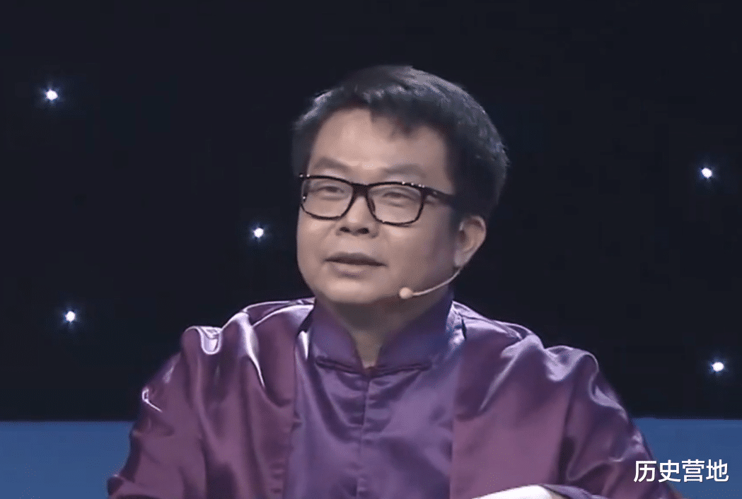 男子拿花瓶来鉴宝自称是宝贝,专家鉴定后一脸怪异,你胆子可真大