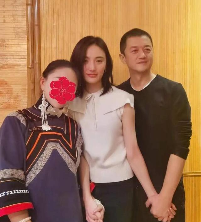 李亚鹏|李亚鹏福建山村做客,席间频频起立向村民敬酒敬茶,毫无明星架子