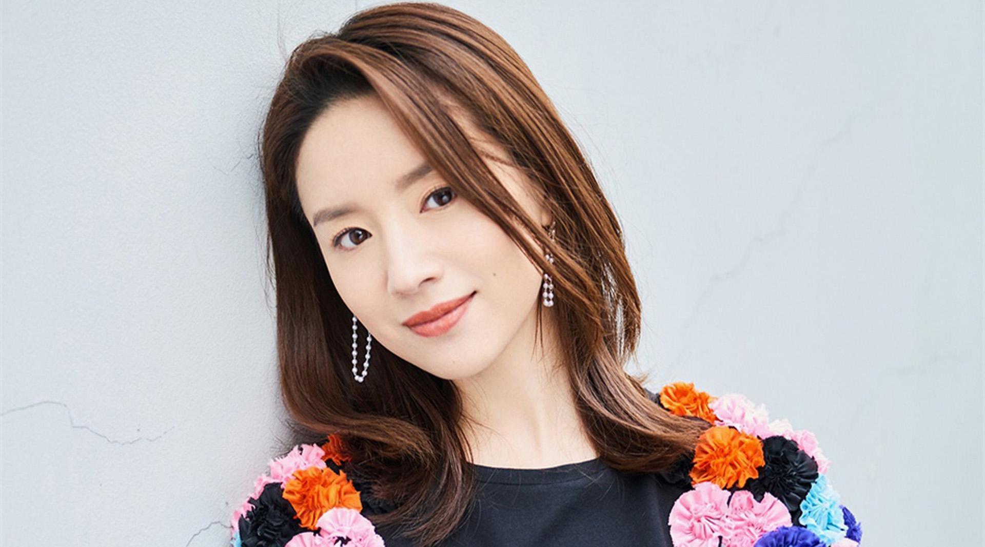 董洁|董洁与男子街头亲密相拥，疑似又有新恋情，清纯形象碎了一地？