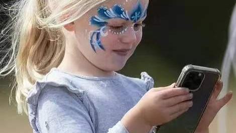 夏洛|女王曾孙女莉娜：拒绝分路易糖果，淘气不输米娅，漂亮可爱如精灵