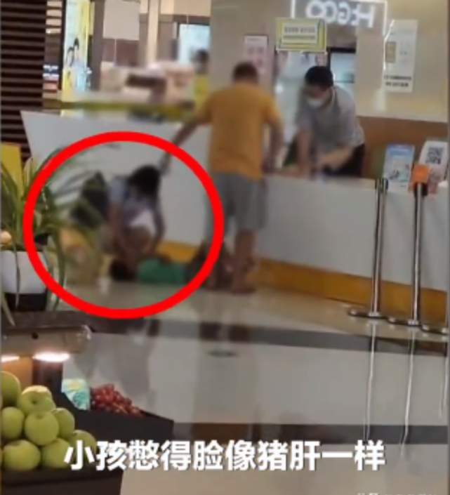 上海一商场餐厅女子多次踢踹孩子,并掐脖子、捂嘴巴,差点致其窒息!