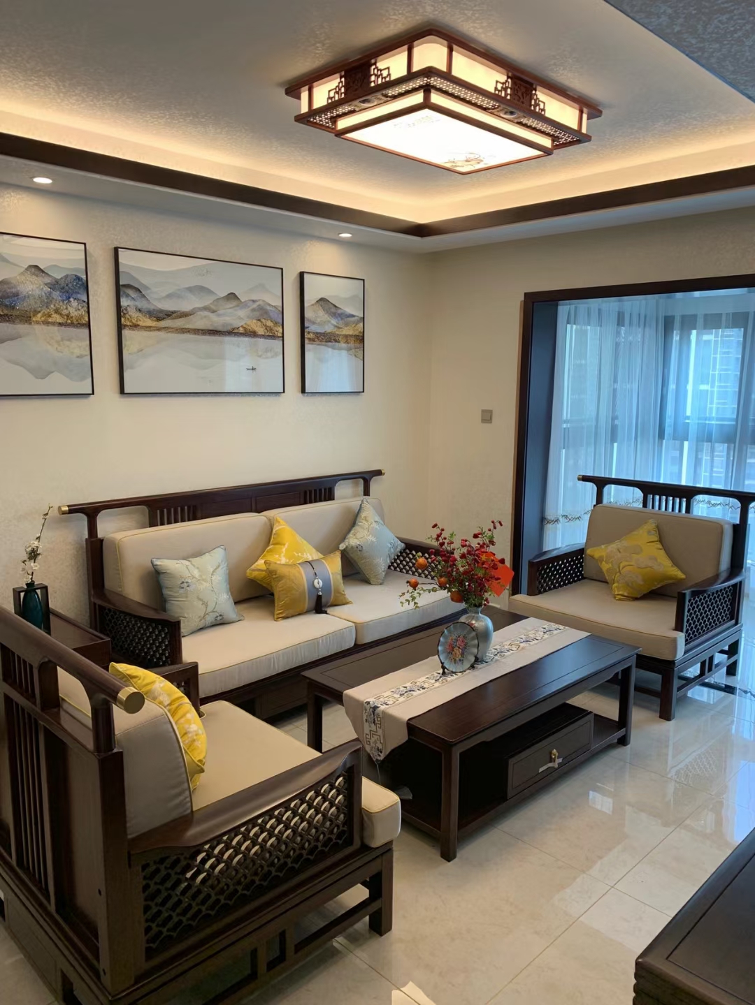 新中式实木家具打造出深沉，古韵的空间氛围