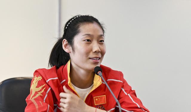 世锦赛|又一主力受伤！中国女排最坏的打算，新帅蔡斌无奈：世锦赛或练兵