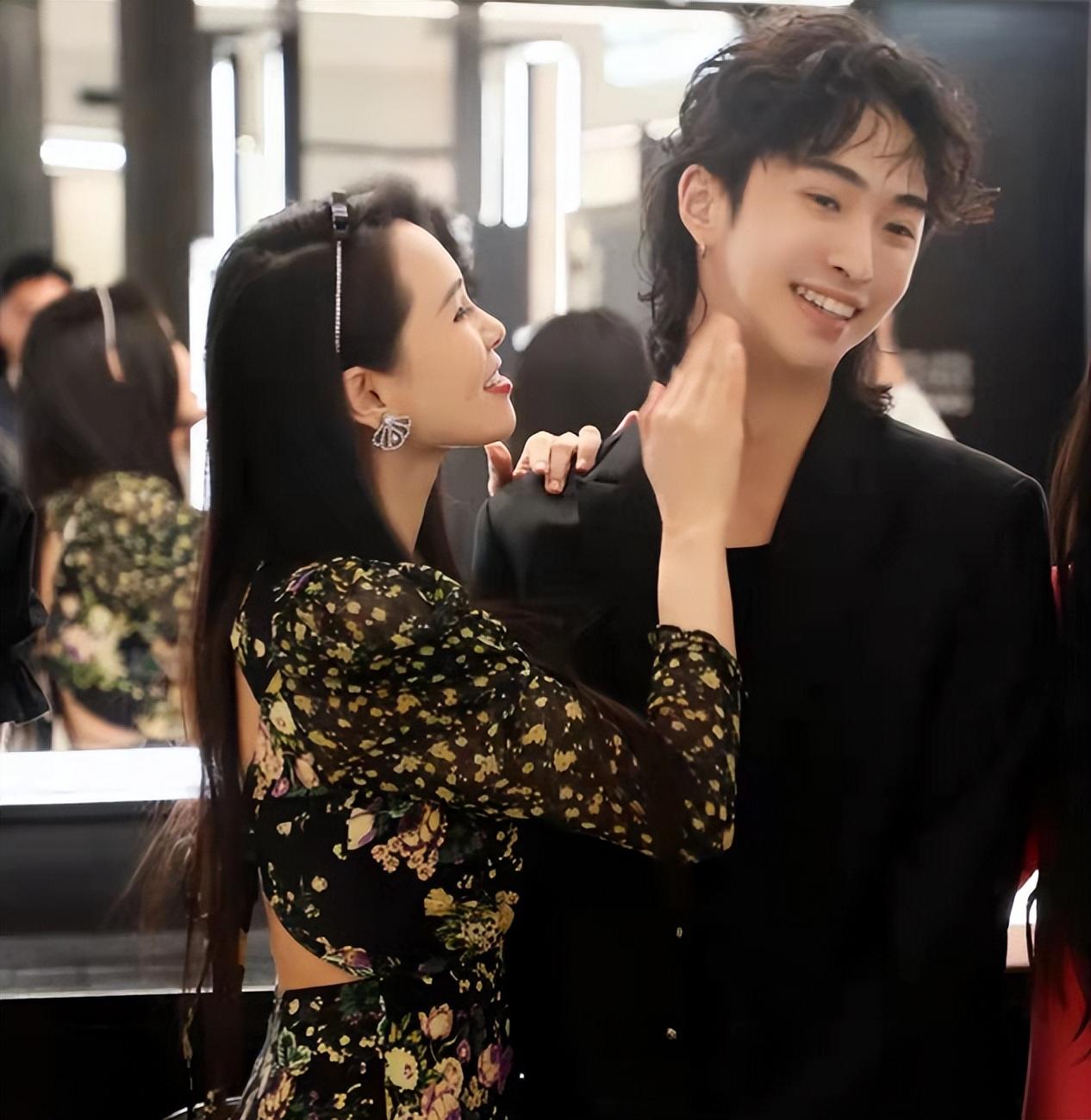 伊能静|伊能静20岁儿子哈利穿回男装耍帅，戴耳环化烟熏妆超个性