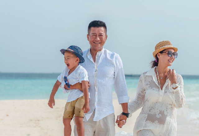 高曙光|高曙光带小16岁妻子聚会，疑医美过度脸浮肿发亮