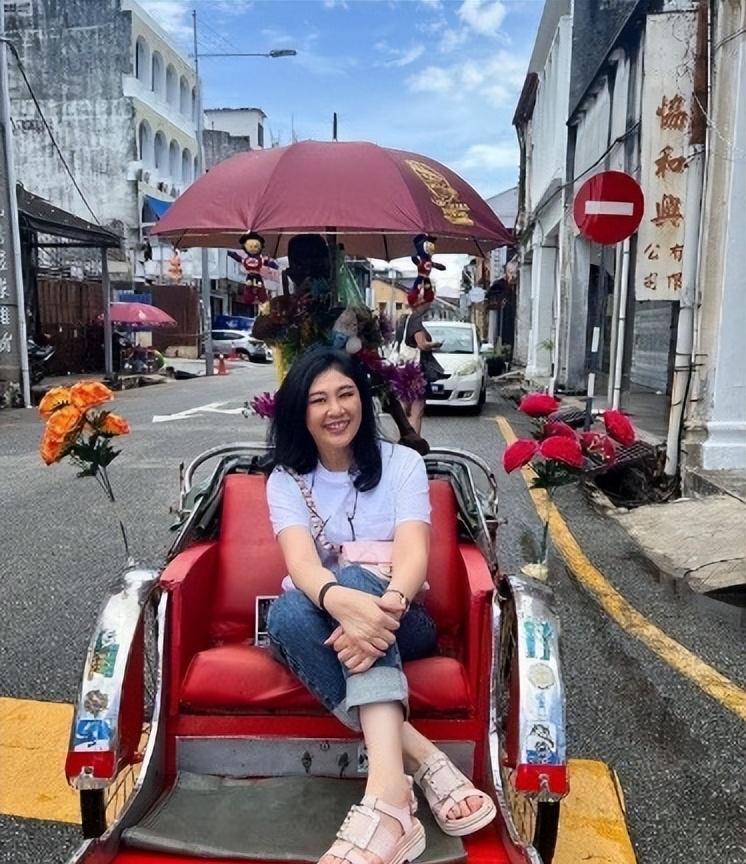 55岁英拉笑容灿烂:吃着路边摊很接地气,在哥哥面前像小女孩一样