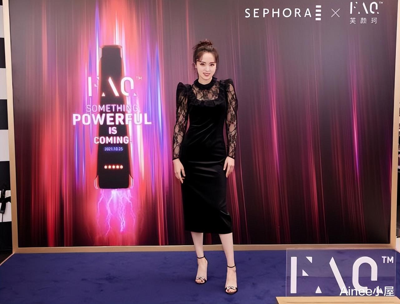 董璇|佟大为妻子挺会扮嫩，机车夹克配苹果头，董璇看着更像姐姐