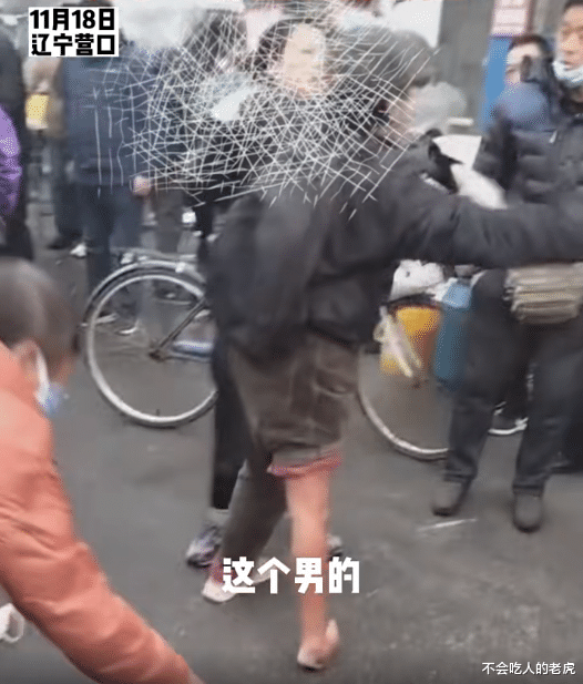 辽宁营口：女子一把抢走碗里的钱，乞讨男子蹦起来抓住女的不放，果然是有点意外了