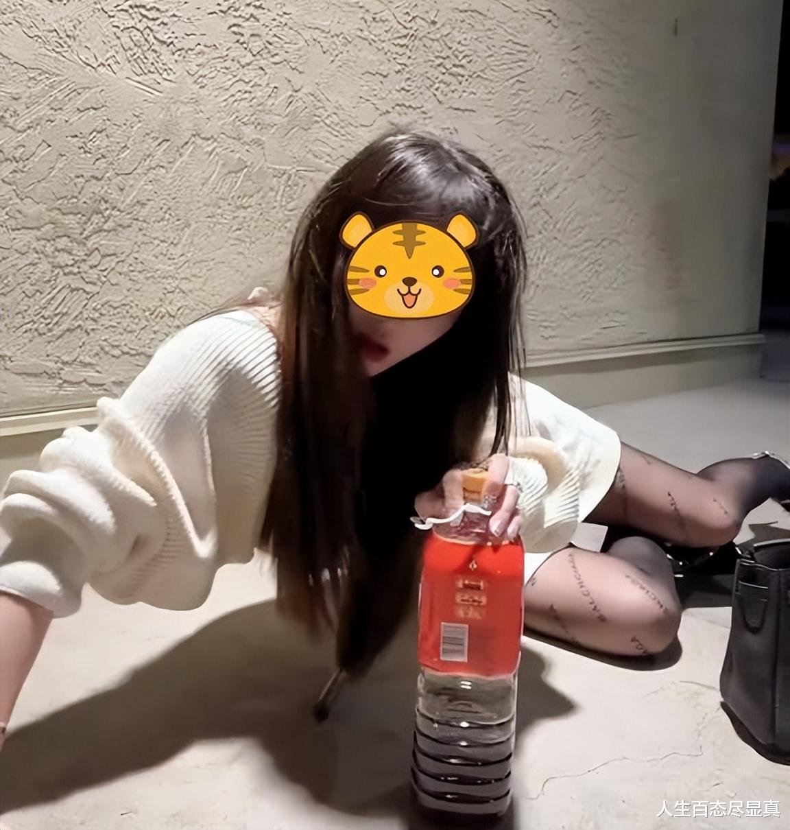 女子醉酒后在地下通道打滚,金表金链贵气逼人,姻缘已被父母拆散