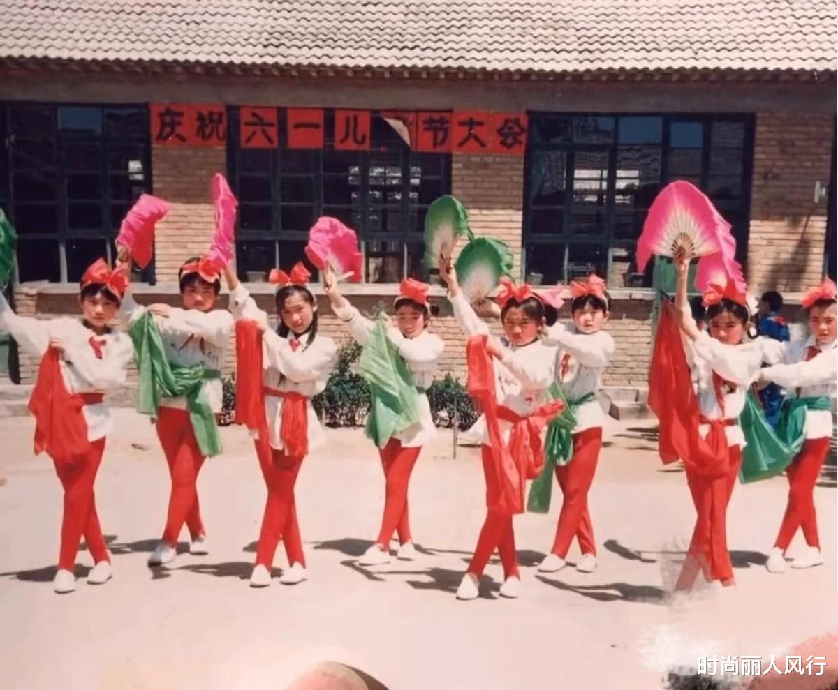 赵丽颖|赵丽颖罕见童年照曝光！穿脚蹬裤跳扇子舞，儿童节表演节目太出色