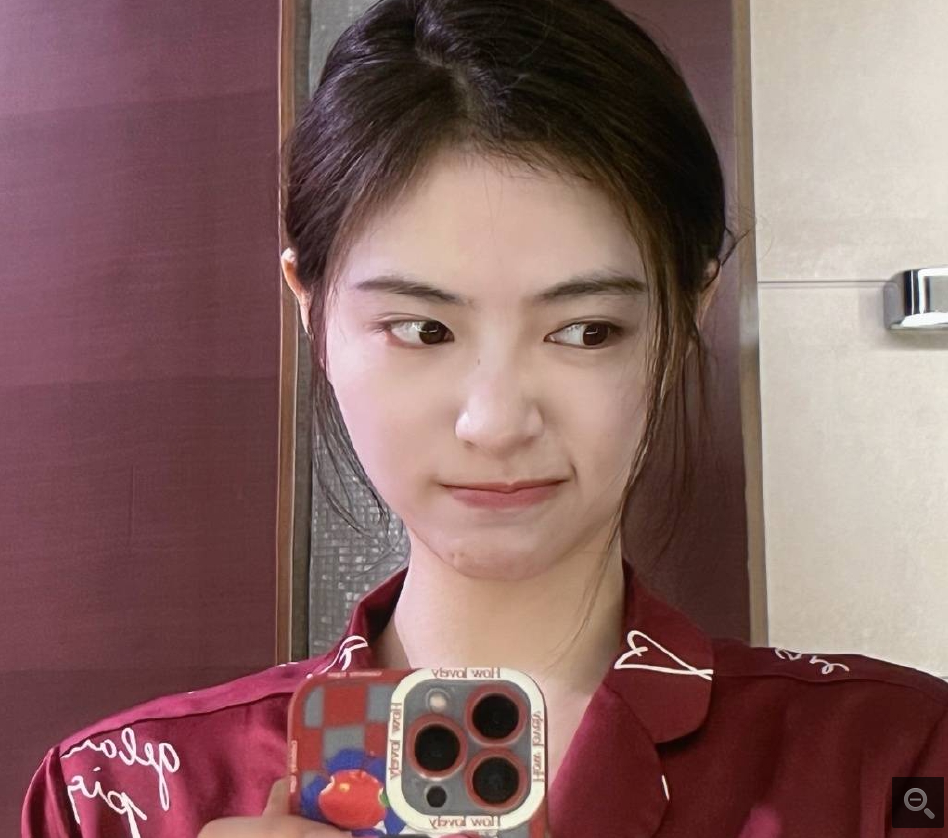 |李佳琪闺房照曝光,浴室素颜自拍风情万种,能否成为第二个鞠婧祎