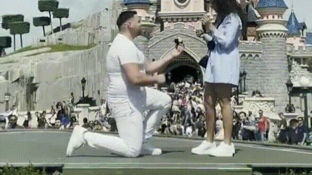男子在迪士尼单膝跪地求婚，员工冲上台制止，连戒指也被“抢走”