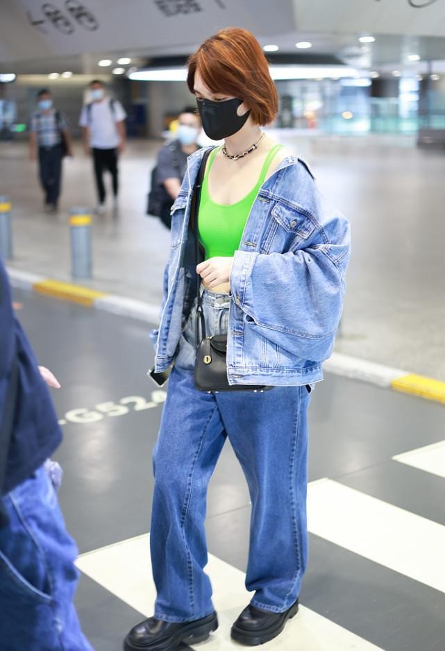 杨丞琳|杨丞琳结了婚也没变化，穿衣还是这么飒，牛仔夹克配吊带太有型了