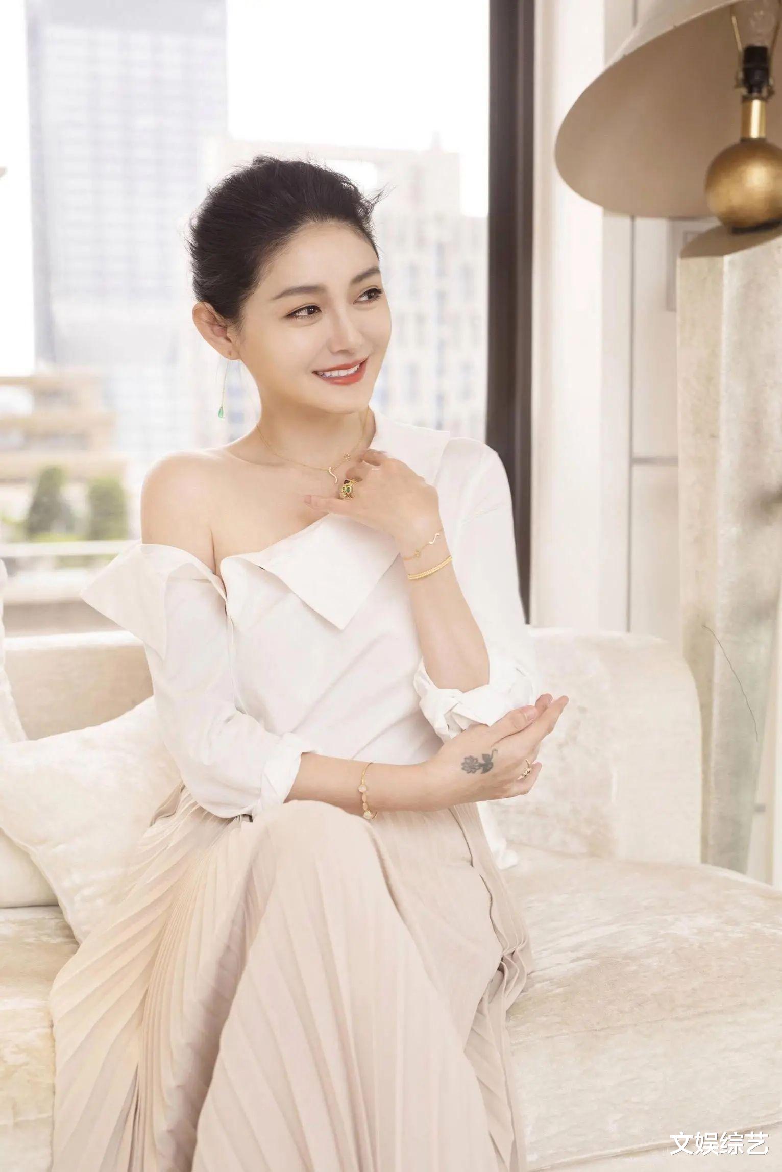 大S|徐熙媛穿白色露肩衣，张兰爆料丑事，汪小菲说不要脸，大S晒账单