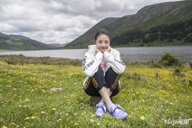 克里斯汀|周海媚真有爱心，穿卫衣涂大红唇领养小动物，人美心善娱乐圈少见