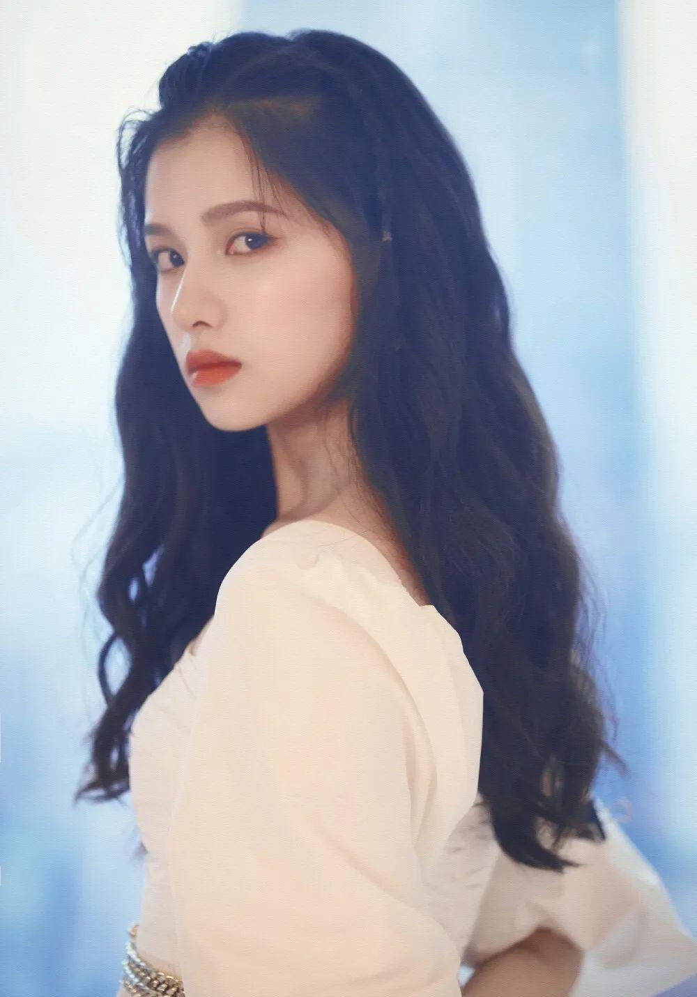 张婧仪|资源飞升,她要火了?