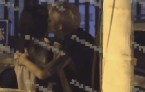 窦唯|窦唯前妻带女儿泡吧,20岁窦佳嫄与男人扳手腕纹身,桌上堆满酒瓶