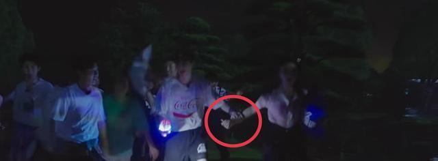 白敬亭|圆鱼洲：白敬亭杨超越撒糖，牵手搂腰摸头杀，细节甜度超标！