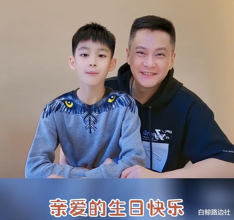 曹颖|48岁曹颖餐厅跳舞庆生,老公儿子双簧送祝福,10岁王子颜值超高