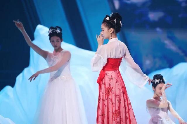 关晓彤|大骨架美女如何极致显瘦？关晓彤算是把身材优势玩明白了