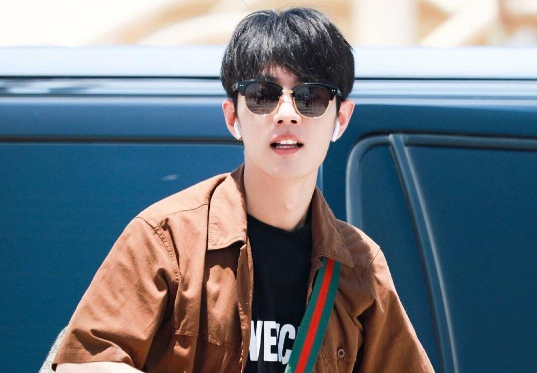 肖战|官媒霸气否认肖战“整容”,还亮出成名前后对比照,肖战愈发精致