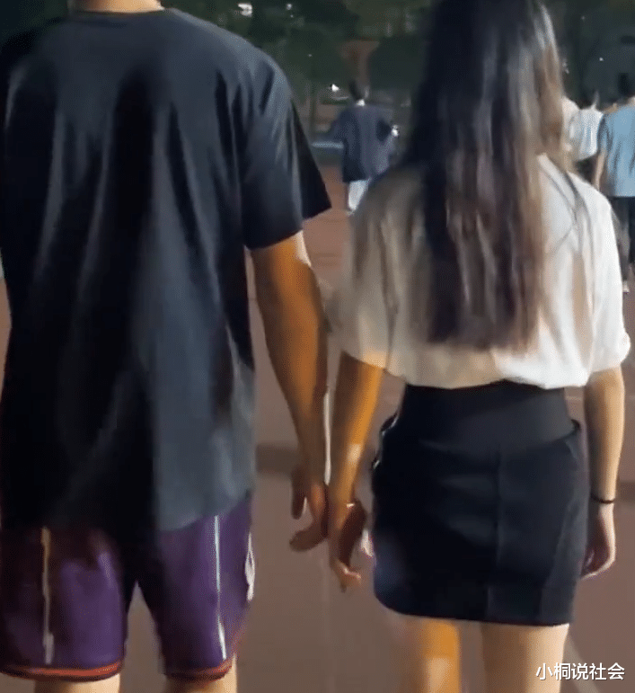 浙江两名男孩女孩散步,想牵手又害羞急坏后面路人,女生动作亮了