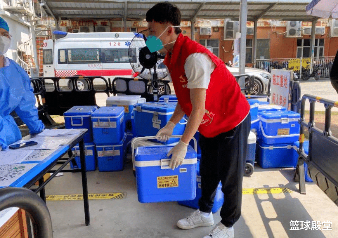 徐杰|优质偶像！五四青年节徐杰代表球队现身公益，全程专注，助力社区