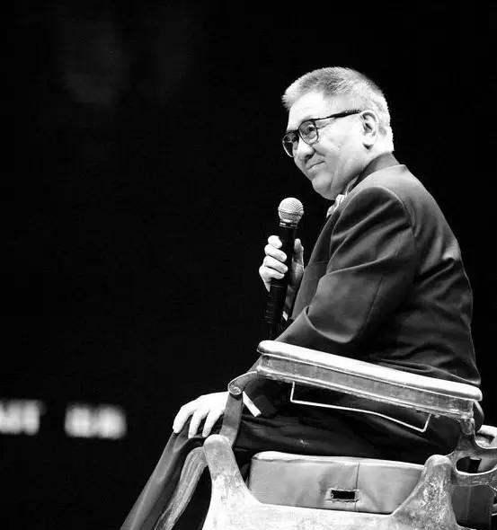 黄霑|一生创作2000多首经典歌曲，被称为香港“旷世鬼才”，他就是黄霑