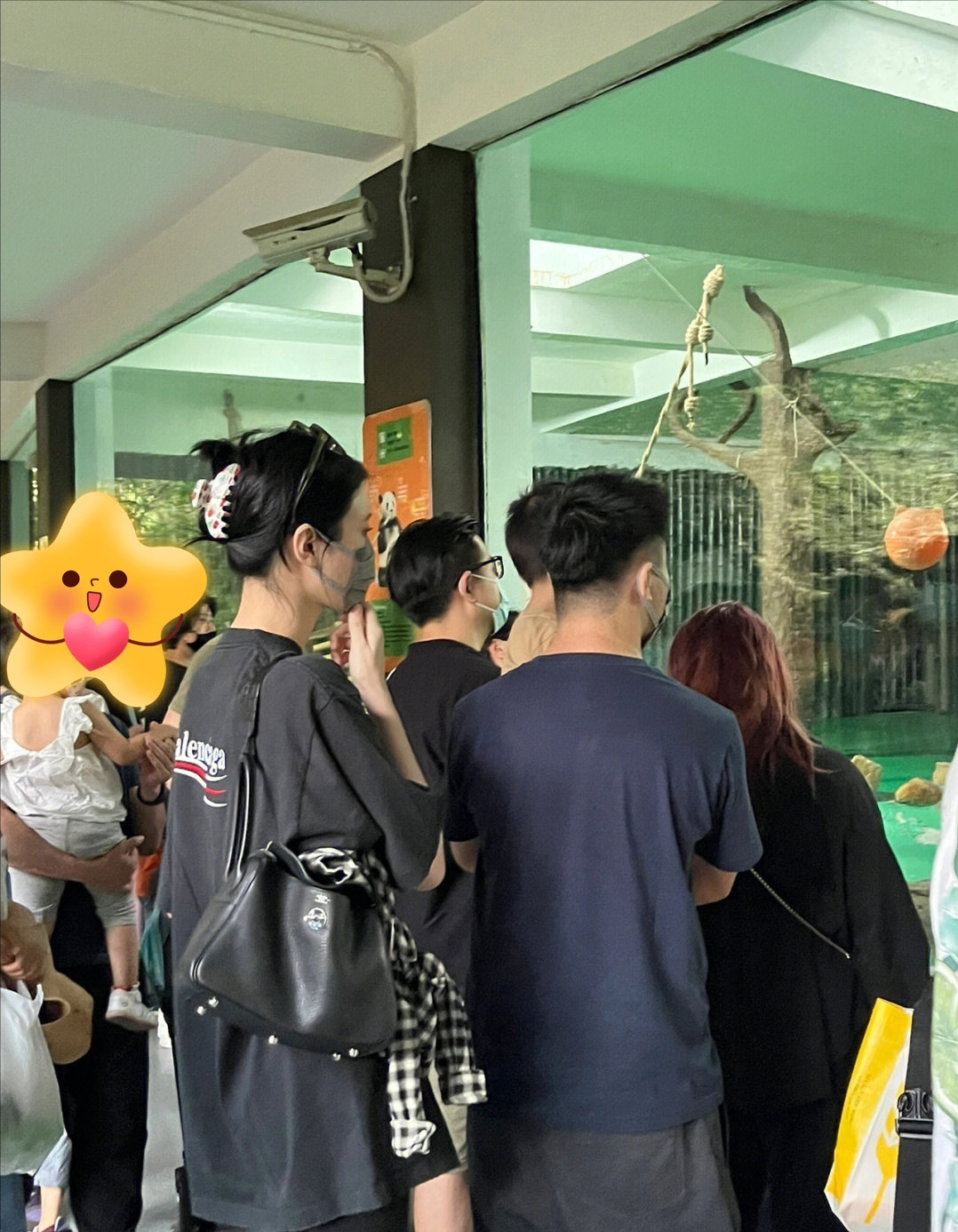 何猷君|奚梦瑶何猷君三口同框，儿子身材纤细像妈妈，并排走在人群中惹眼