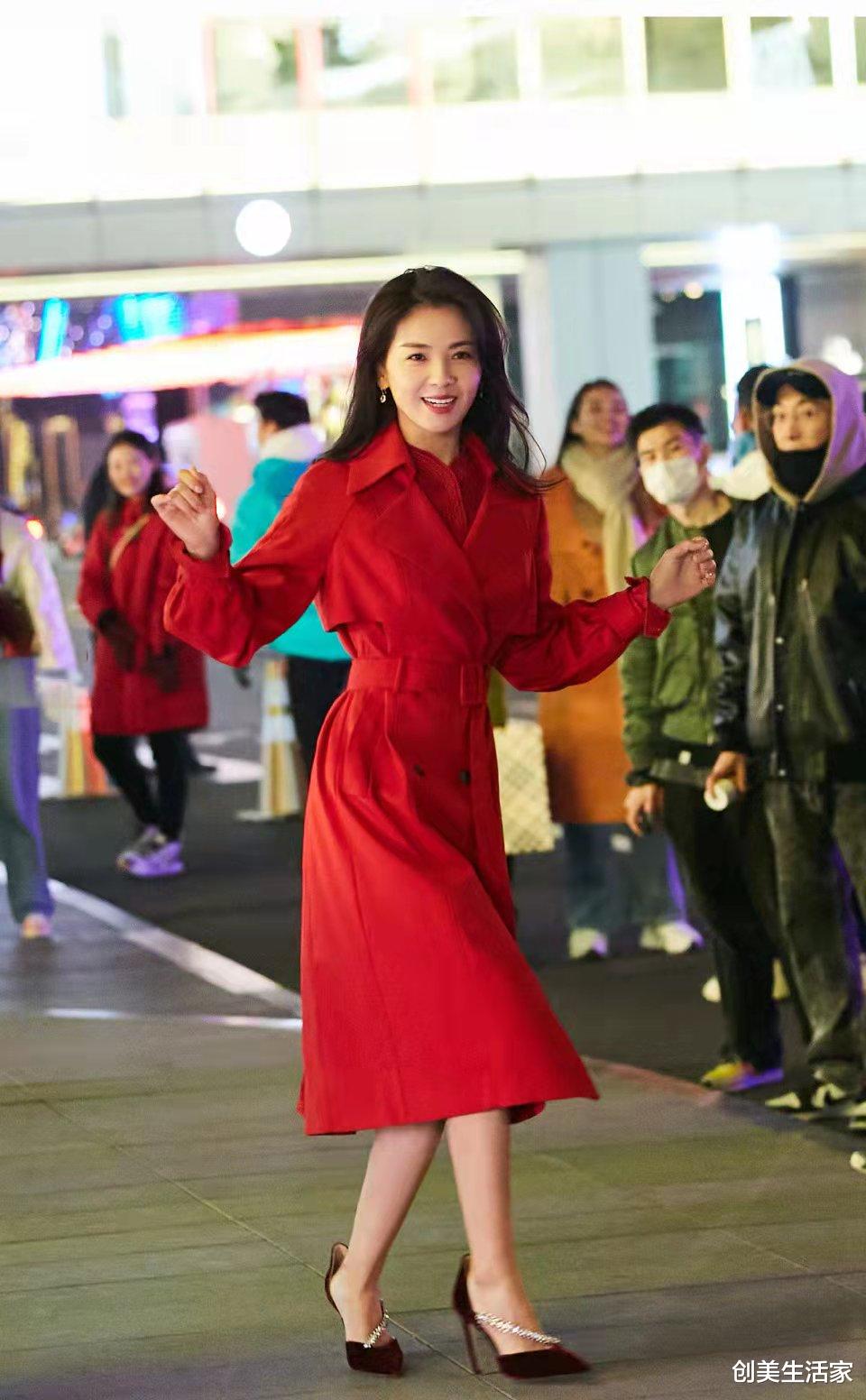 刘涛|刘涛穿中国红礼服亮相春晚与魔术师互动,力证自己不是\托\