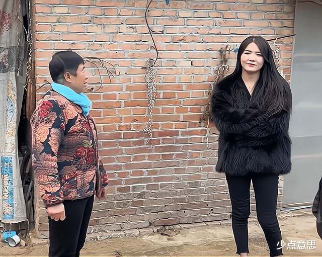山东:男子穿保安服相亲,女子一见果断拒绝,赚再多钱也拿不出手