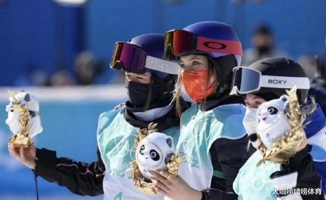 谷爱凌|谷爱凌晒健身照太惊艳：胸前暴汗不止脸通红，六块腹肌惹眼太抢镜