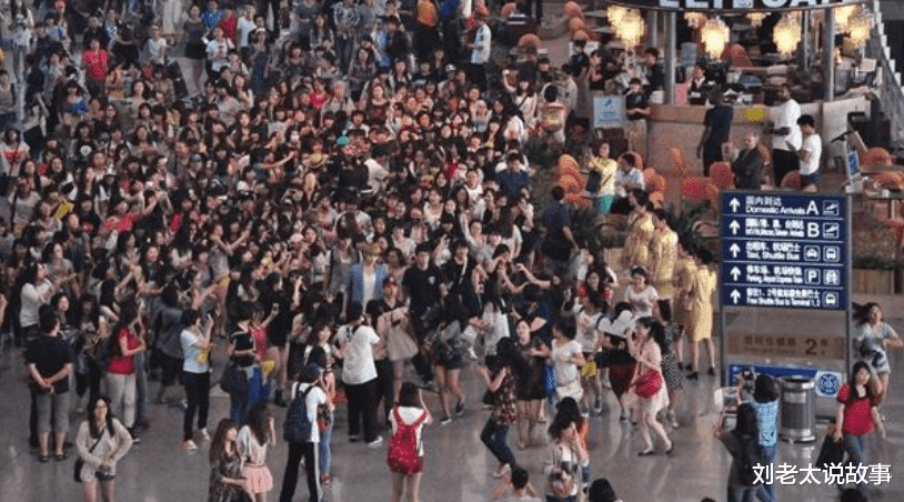 春晚|25岁春晚成名,比肩刘欢、毛宁,为何在梅艳芳出殡当天突然离世?