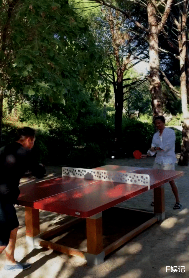 施伯雄|两人相拥甜蜜对视!吴千语终于主动公开与男友施伯雄同框合影