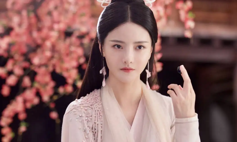 张芷溪|长月烬明：35岁张芷溪给28岁白鹿演妈，这让扮嫩演员还咋玩啊