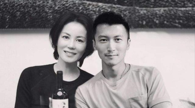 谢霆锋|53岁王菲一袭禅式便装素颜朝天，被网友说已经老迈，配不上谢霆锋