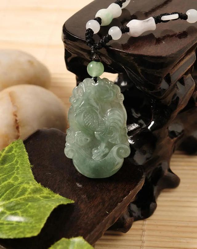 翡翠|天亮报晓的吉祥之物，翡翠鸡到底有什么寓意呢？