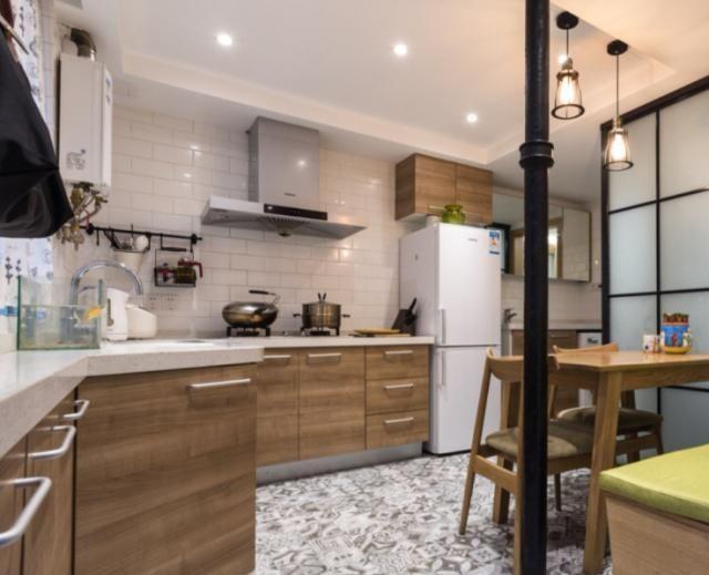 39㎡条形公寓住进一家三口,不买床和沙发,这样的逆天改造更实用