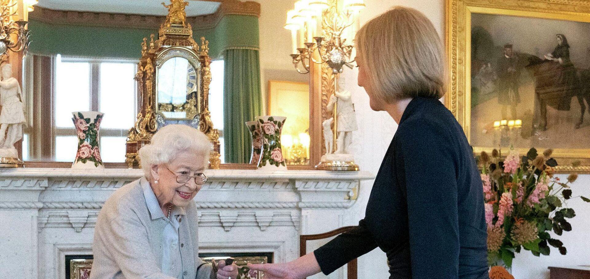 英国女王逝世前,遛狗烧烤散步心情好,知情人称她是突然去世