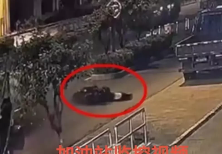 江苏南京，一名男子正在路边等出租车，只听“砰”的一声，一位骑摩托车的男子突然撞到马路边的石墩上
