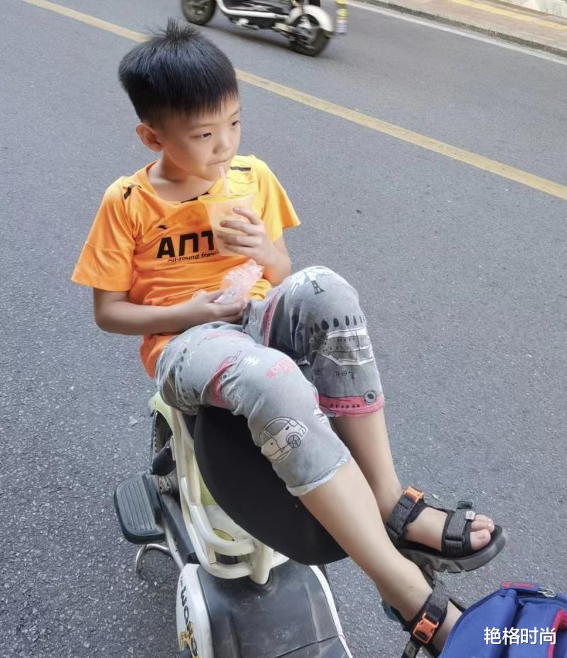 广东肇庆9岁男孩走失8天家属悬赏5万寻人 河边曾发现衣服和鞋子