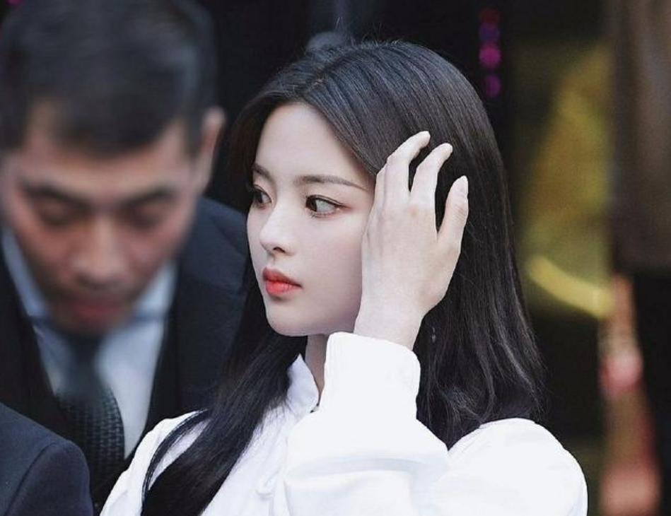 杨超越|杨超越怼脸照六宫格 精致的五官和妆容凸显的更加完美